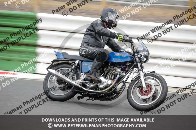 Vintage motorcycle club;eventdigitalimages;mallory park;mallory park trackday photographs;no limits trackdays;peter wileman photography;trackday digital images;trackday photos;vmcc festival 1000 bikes photographs